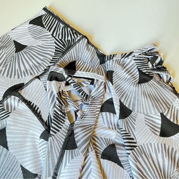 🩷AERIE HIGH WAISTED BLACK WHITE PATTERNED LEGGINGS CUT OUT 7/8 SIZE SMALL - Picture 6 of 10